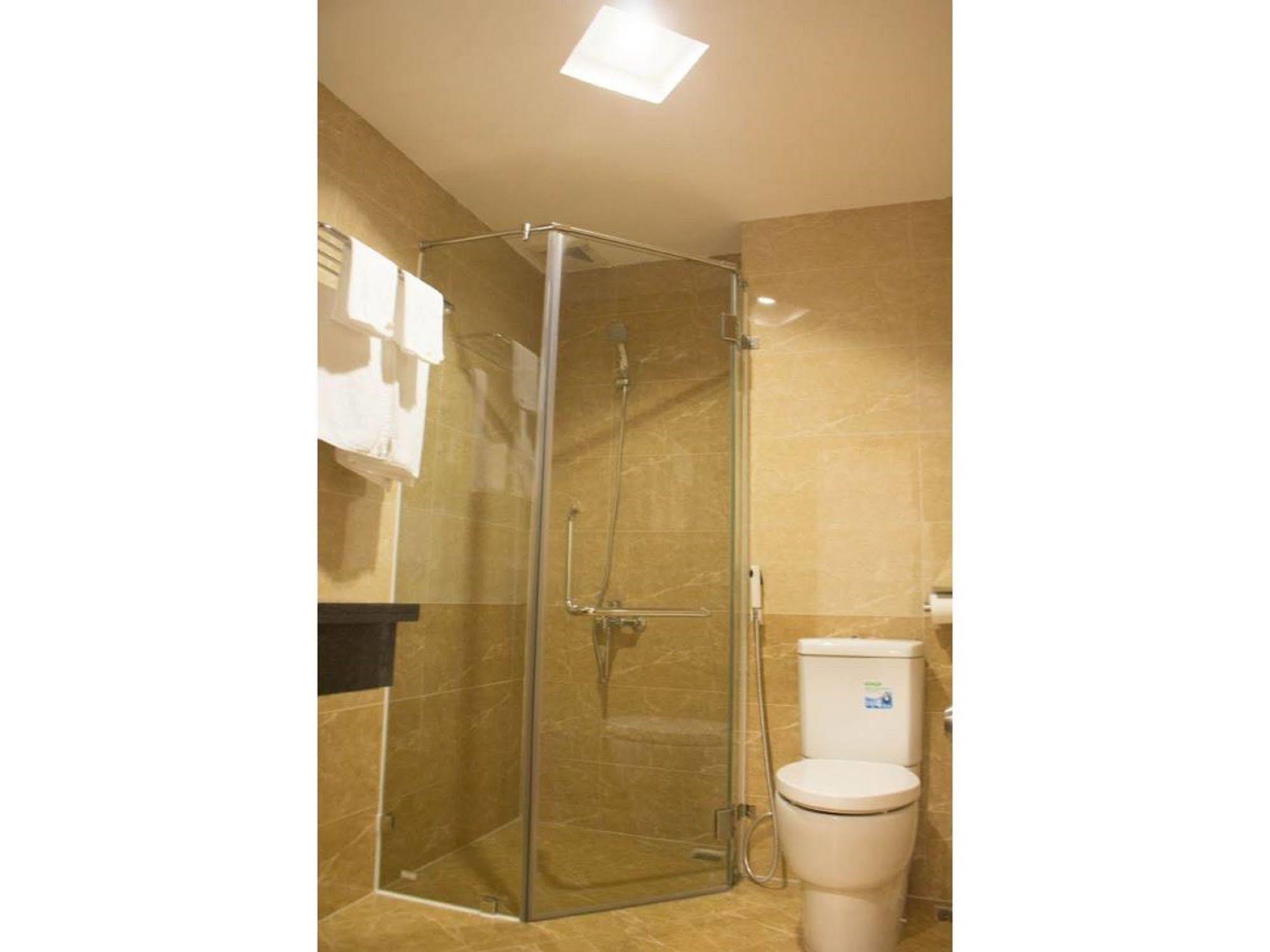 Reddoorz Plus New Sun Hotel Хошимин Экстерьер фото